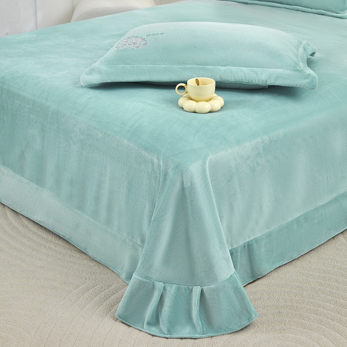 91家纺网 家纺一手货源 找家纺 卡迪亚家纺 2025新款牛奶绒大版贴布绣四件套-简爱 简爱-春湖绿