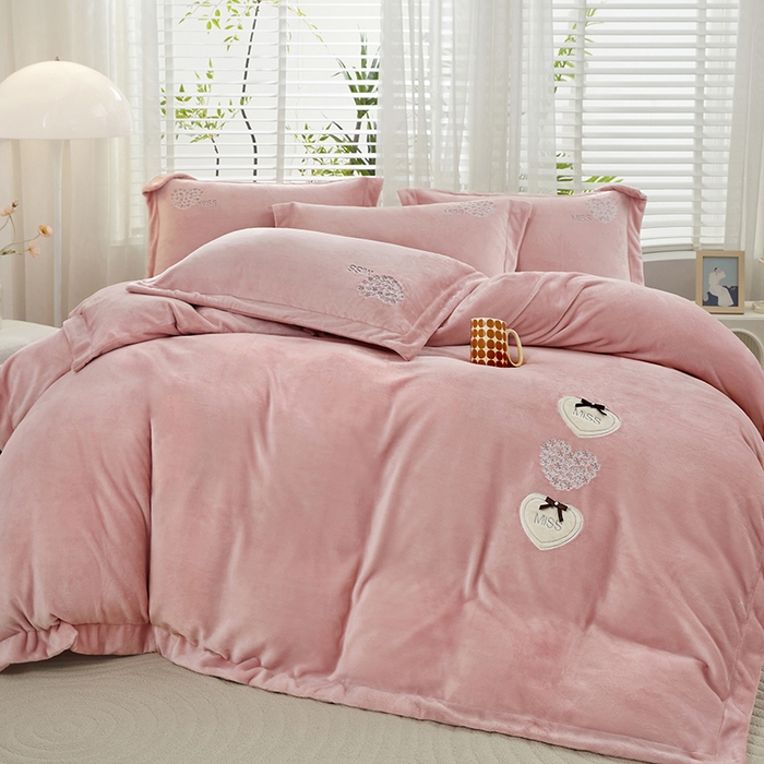 91家纺网 家纺一手货源 找家纺 卡迪亚家纺 2025新款牛奶绒大版贴布绣四件套-简爱 简爱-豆沙红