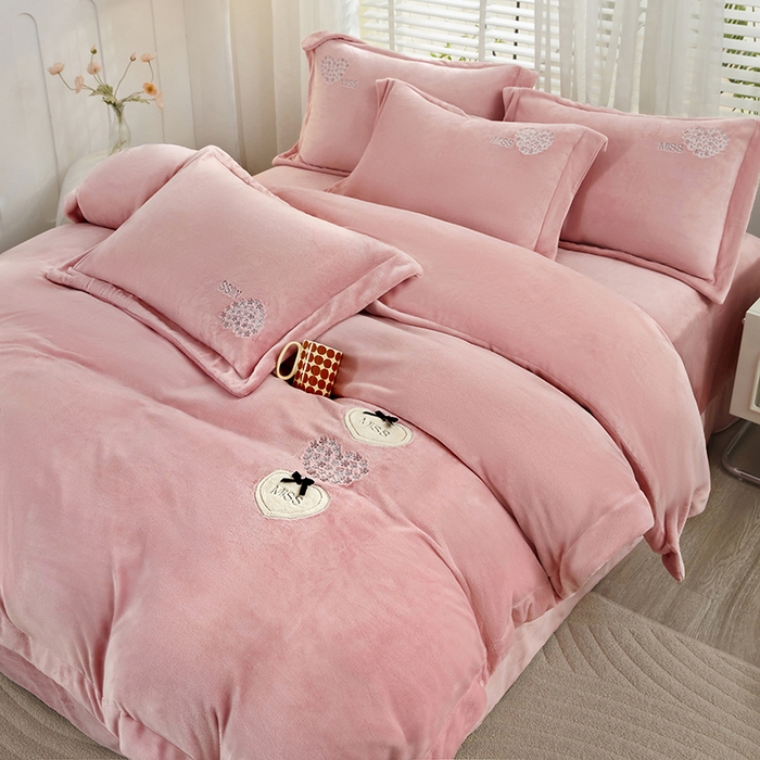 91家纺网 家纺一手货源 找家纺 卡迪亚家纺 2025新款牛奶绒大版贴布绣四件套-简爱 简爱-豆沙红