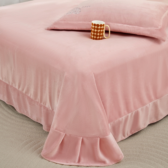 91家纺网 家纺一手货源 找家纺 卡迪亚家纺 2025新款牛奶绒大版贴布绣四件套-简爱 简爱-豆沙红