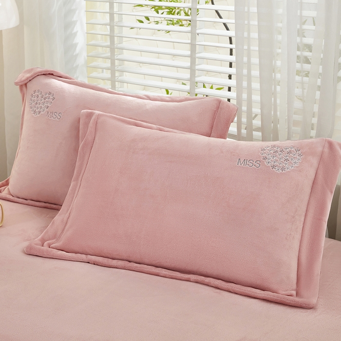 91家纺网 家纺一手货源 找家纺 卡迪亚家纺 2025新款牛奶绒大版贴布绣四件套-简爱 简爱-豆沙红