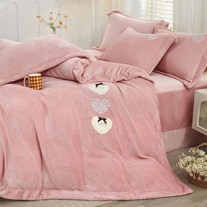 91家纺网 家纺一手货源 找家纺 卡迪亚家纺 2025新款牛奶绒大版贴布绣四件套-简爱 简爱-豆沙红