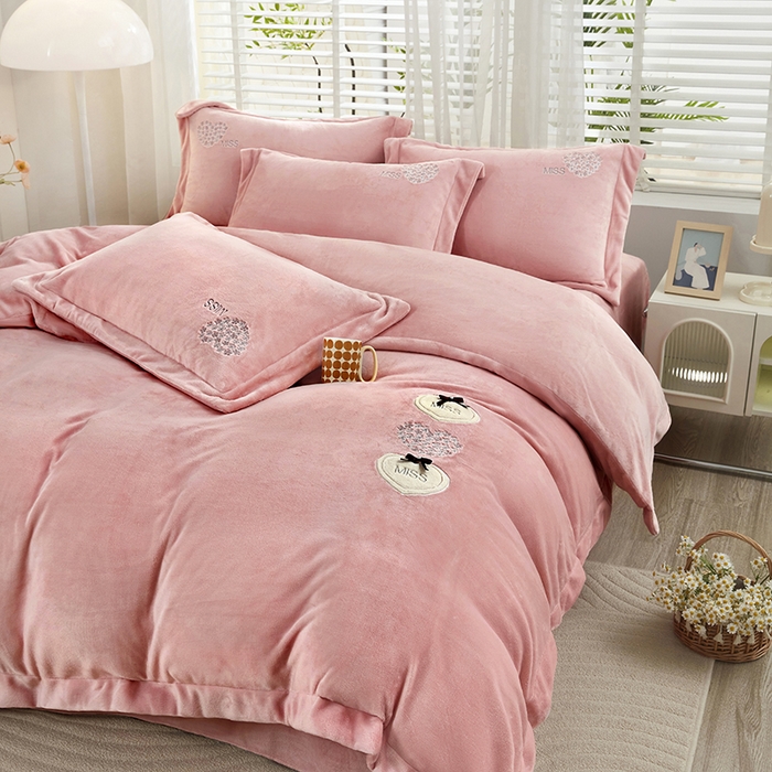 91家纺网 家纺一手货源 找家纺 卡迪亚家纺 2025新款牛奶绒大版贴布绣四件套-简爱 简爱-豆沙红