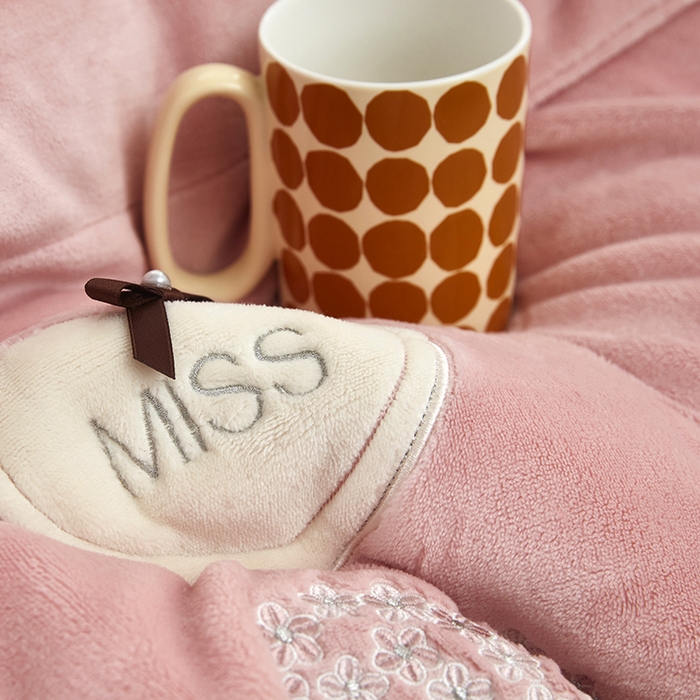 91家纺网 家纺一手货源 找家纺 卡迪亚家纺 2025新款牛奶绒大版贴布绣四件套-简爱 简爱-豆沙红