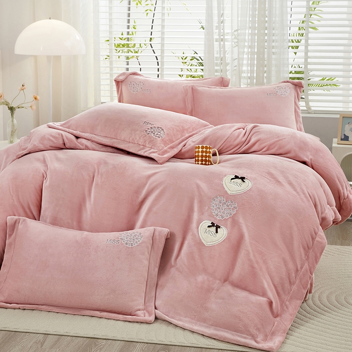 91家纺网 家纺一手货源 找家纺 卡迪亚家纺 2025新款牛奶绒大版贴布绣四件套-简爱 简爱-豆沙红