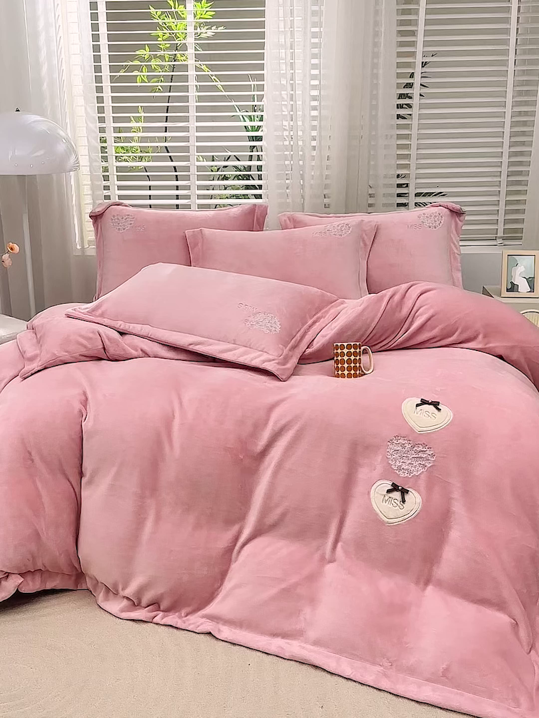 91家纺网 家纺一手货源 找家纺 卡迪亚家纺 2025新款牛奶绒大版贴布绣四件套-简爱 简爱-豆沙红