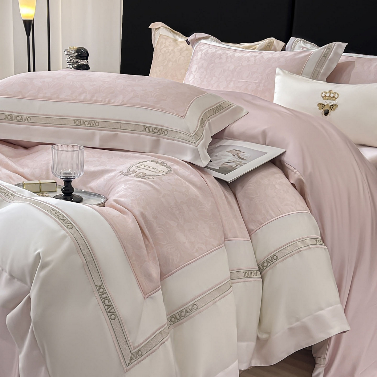 91家纺网 家纺一手货源 找家纺 直播爆款A类数码印花长绒棉四件套纯棉全棉拼接被套重工刺绣被套工艺款床上用品 梦莉娅-香颂粉