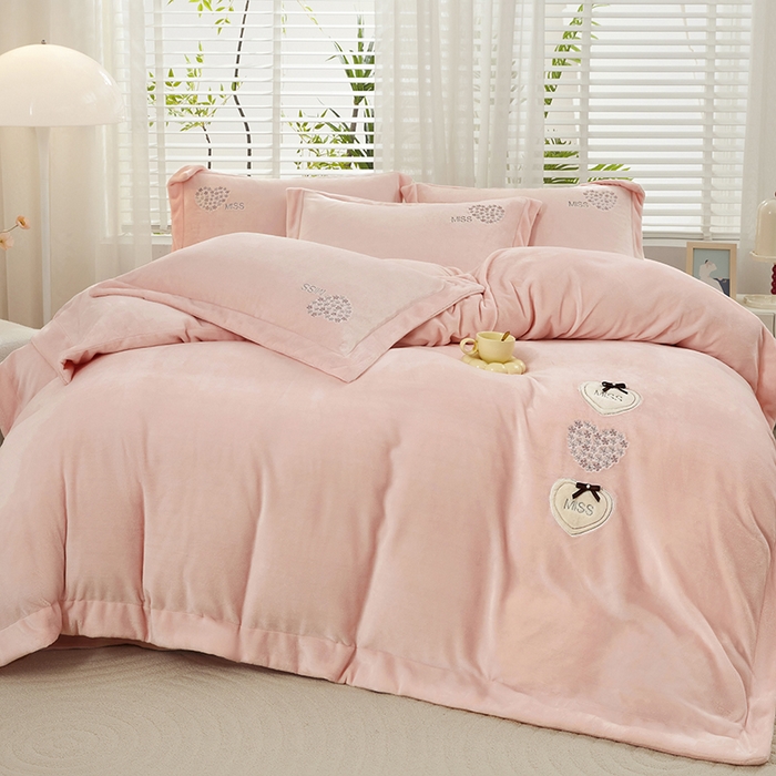 91家纺网 家纺一手货源 找家纺 卡迪亚家纺 2025新款牛奶绒大版贴布绣四件套-简爱 简爱-玲珑玉