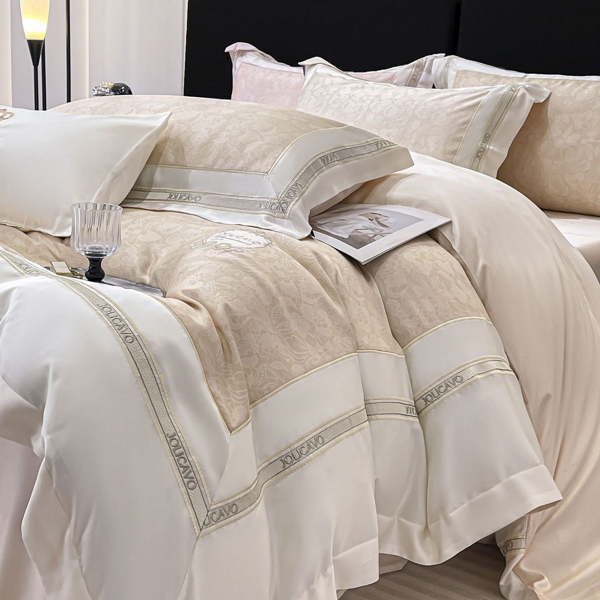 91家纺网 家纺一手货源 找家纺 直播爆款A类数码印花长绒棉四件套纯棉全棉拼接被套重工刺绣被套工艺款床上用品 梦莉娅-香颂黄