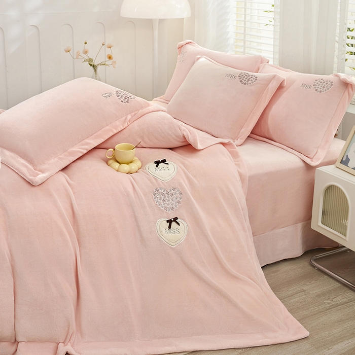 91家纺网 家纺一手货源 找家纺 卡迪亚家纺 2025新款牛奶绒大版贴布绣四件套-简爱 简爱-玲珑玉