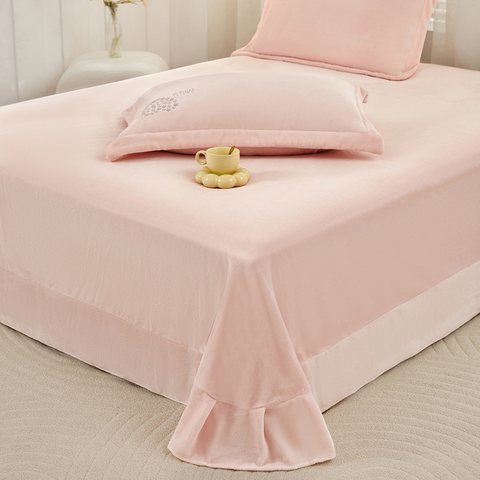 91家纺网 家纺一手货源 找家纺 卡迪亚家纺 2025新款牛奶绒大版贴布绣四件套-简爱 简爱-玲珑玉