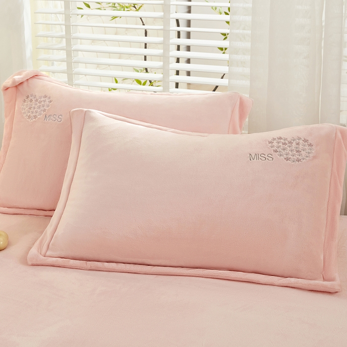 91家纺网 家纺一手货源 找家纺 卡迪亚家纺 2025新款牛奶绒大版贴布绣四件套-简爱 简爱-玲珑玉