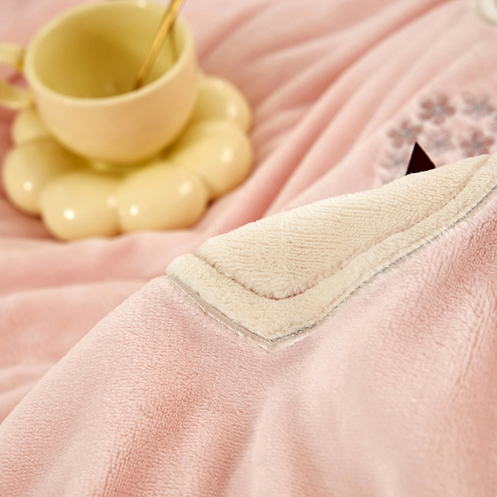 91家纺网 家纺一手货源 找家纺 卡迪亚家纺 2025新款牛奶绒大版贴布绣四件套-简爱 简爱-玲珑玉