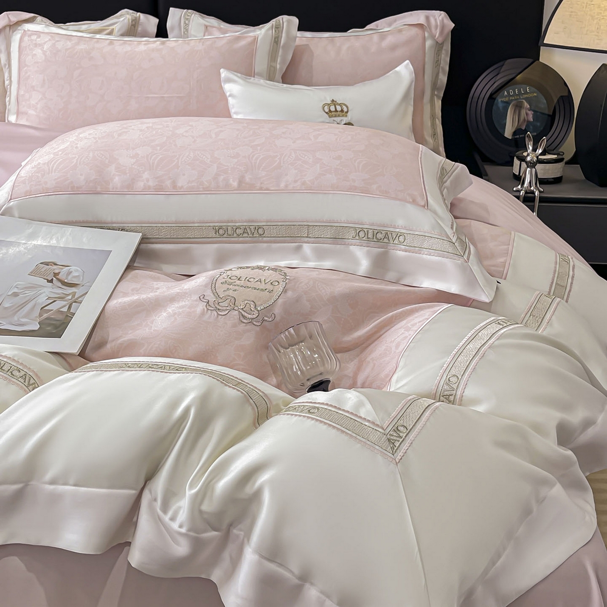 91家纺网 家纺一手货源 找家纺 直播爆款A类数码印花长绒棉四件套纯棉全棉拼接被套重工刺绣被套工艺款床上用品 梦莉娅-香颂粉