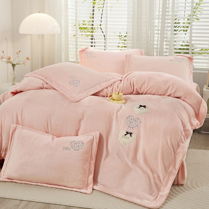 91家纺网 家纺一手货源 找家纺 卡迪亚家纺 2025新款牛奶绒大版贴布绣四件套-简爱 简爱-玲珑玉