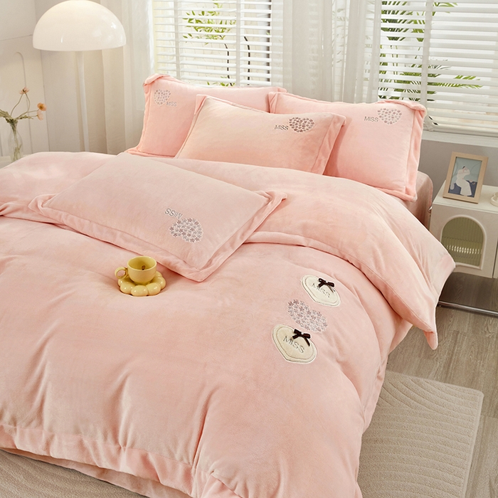 91家纺网 家纺一手货源 找家纺 卡迪亚家纺 2025新款牛奶绒大版贴布绣四件套-简爱 简爱-玲珑玉