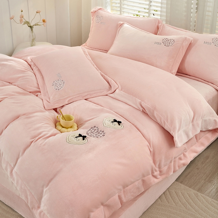 91家纺网 家纺一手货源 找家纺 卡迪亚家纺 2025新款牛奶绒大版贴布绣四件套-简爱 简爱-玲珑玉