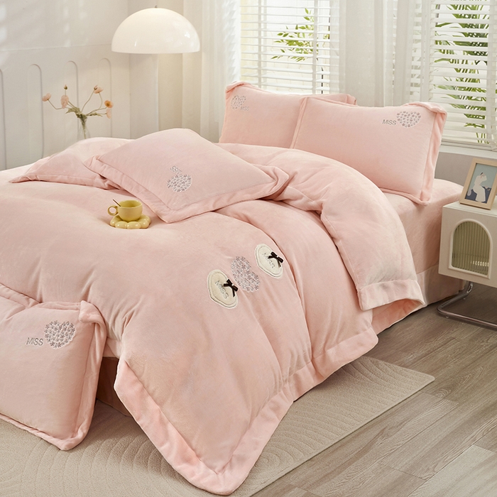 91家纺网 家纺一手货源 找家纺 卡迪亚家纺 2025新款牛奶绒大版贴布绣四件套-简爱 简爱-玲珑玉