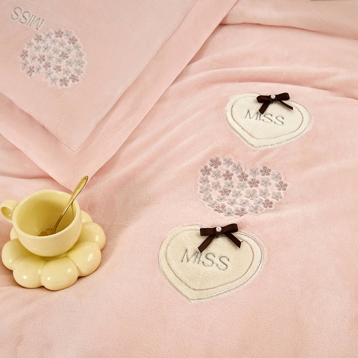 91家纺网 家纺一手货源 找家纺 卡迪亚家纺 2025新款牛奶绒大版贴布绣四件套-简爱 简爱-玲珑玉