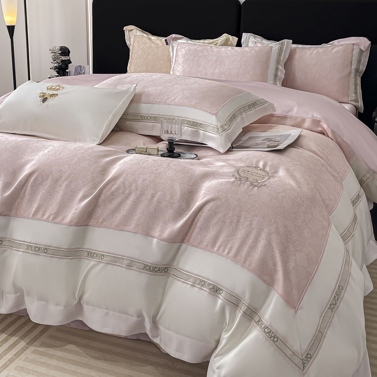 91家纺网 家纺一手货源 找家纺 直播爆款A类数码印花长绒棉四件套纯棉全棉拼接被套重工刺绣被套工艺款床上用品 梦莉娅-香颂粉