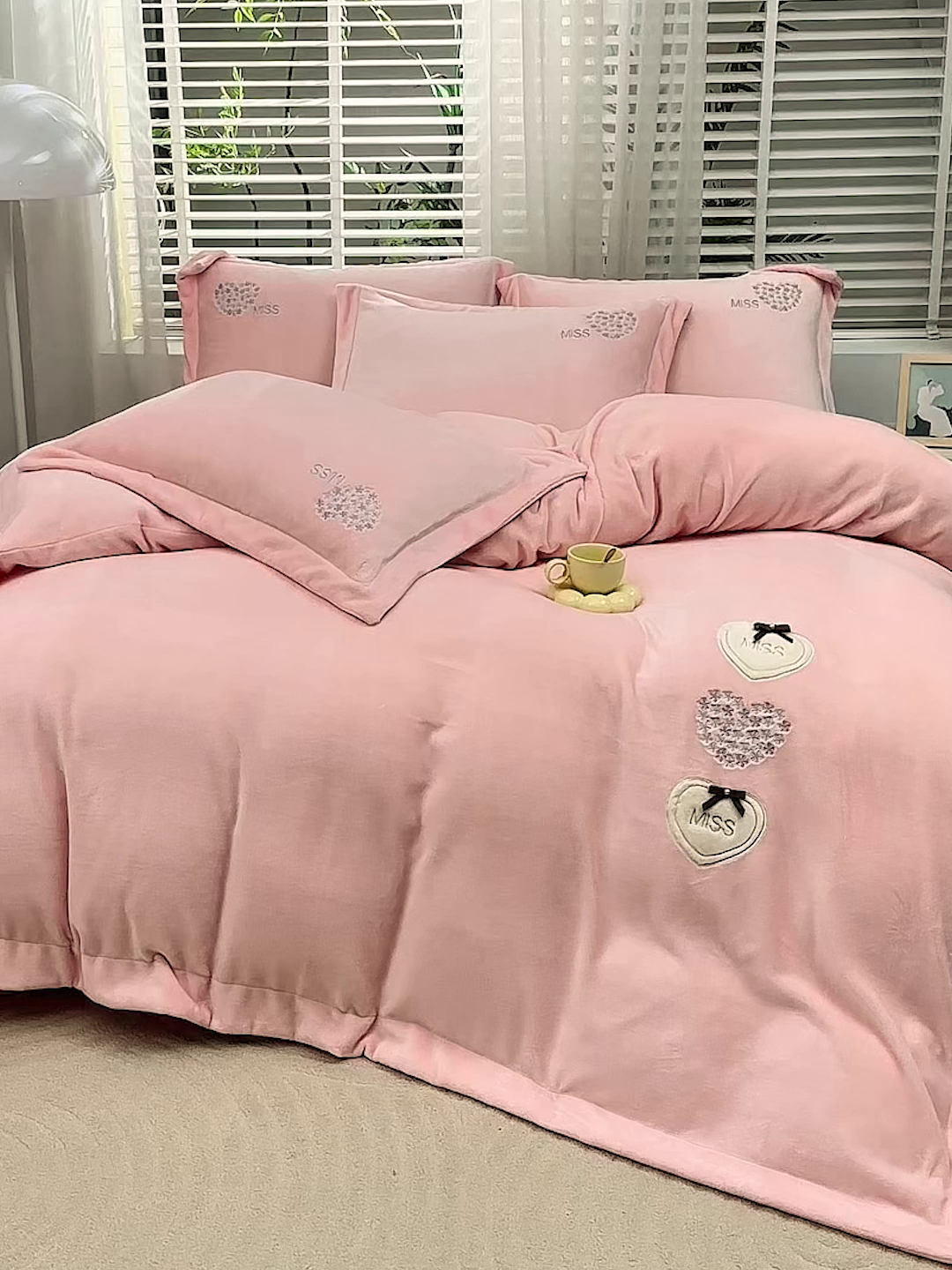 91家纺网 家纺一手货源 找家纺 卡迪亚家纺 2025新款牛奶绒大版贴布绣四件套-简爱 简爱-玲珑玉