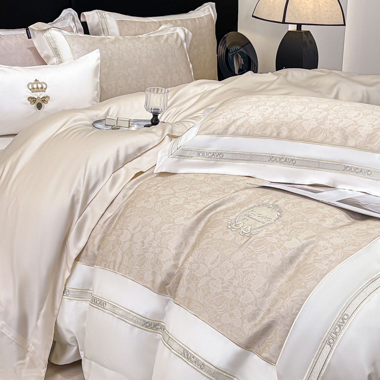 91家纺网 家纺一手货源 找家纺 直播爆款A类数码印花长绒棉四件套纯棉全棉拼接被套重工刺绣被套工艺款床上用品 梦莉娅-香颂黄