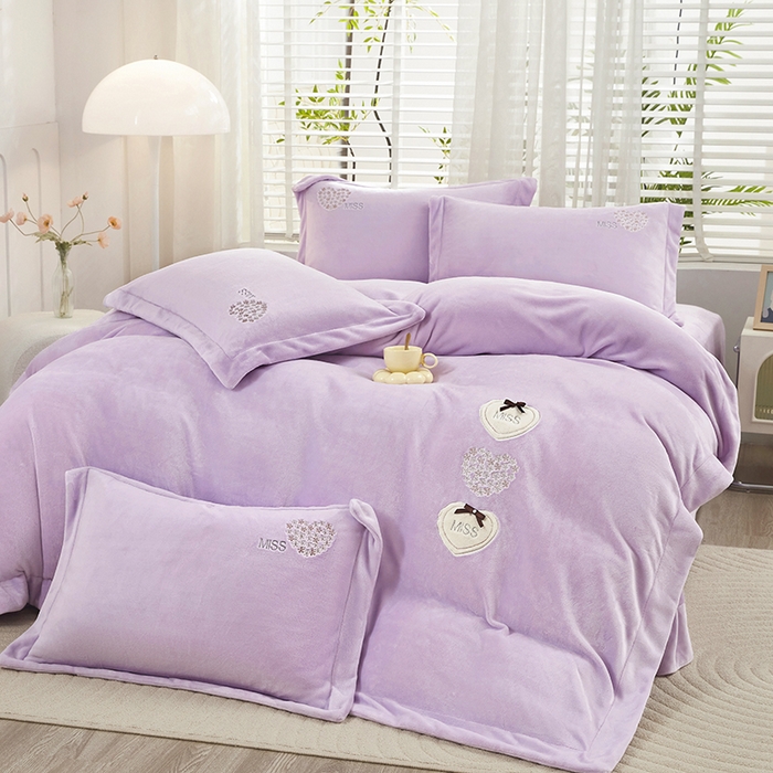 91家纺网 家纺一手货源 找家纺 卡迪亚家纺 2025新款牛奶绒大版贴布绣四件套-简爱 简爱-魅力紫