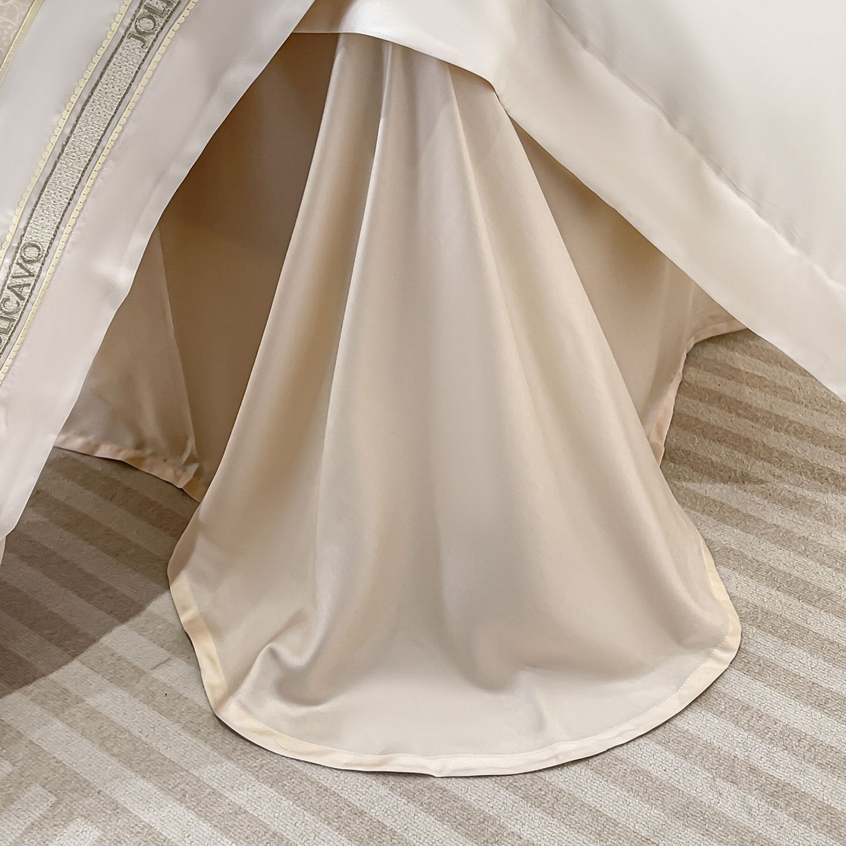 91家纺网 家纺一手货源 找家纺 直播爆款A类数码印花长绒棉四件套纯棉全棉拼接被套重工刺绣被套工艺款床上用品 梦莉娅-香颂黄