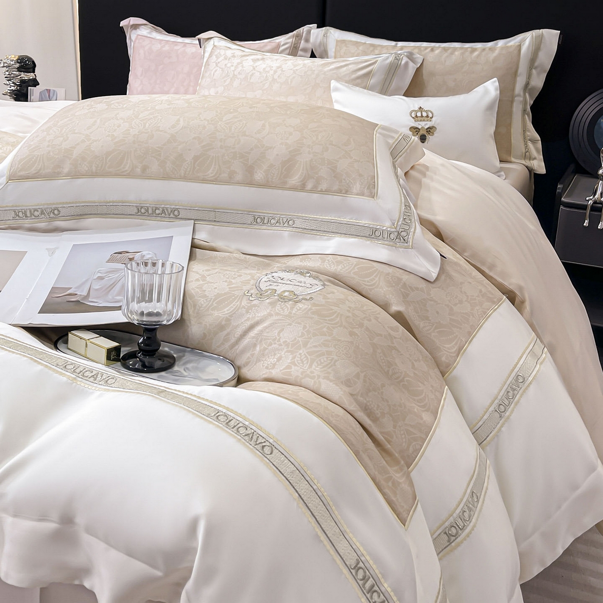 91家纺网 家纺一手货源 找家纺 直播爆款A类数码印花长绒棉四件套纯棉全棉拼接被套重工刺绣被套工艺款床上用品 梦莉娅-香颂黄