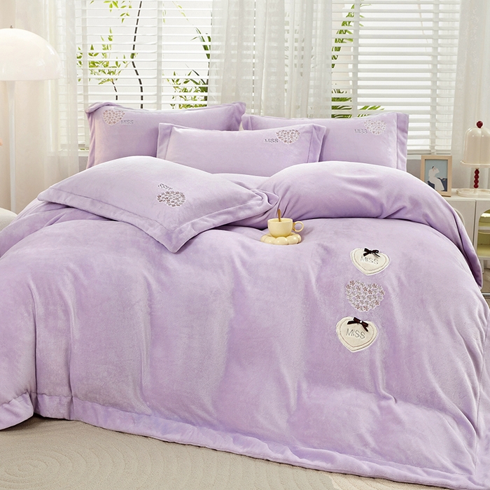 91家纺网 家纺一手货源 找家纺 卡迪亚家纺 2025新款牛奶绒大版贴布绣四件套-简爱 简爱-魅力紫