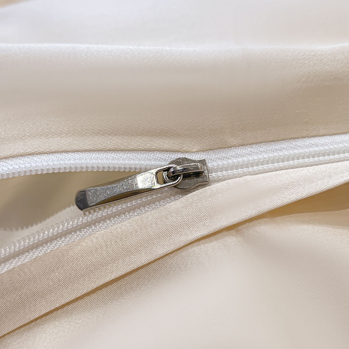 91家纺网 家纺一手货源 找家纺 直播爆款A类数码印花长绒棉四件套纯棉全棉拼接被套重工刺绣被套工艺款床上用品 梦莉娅-香颂黄