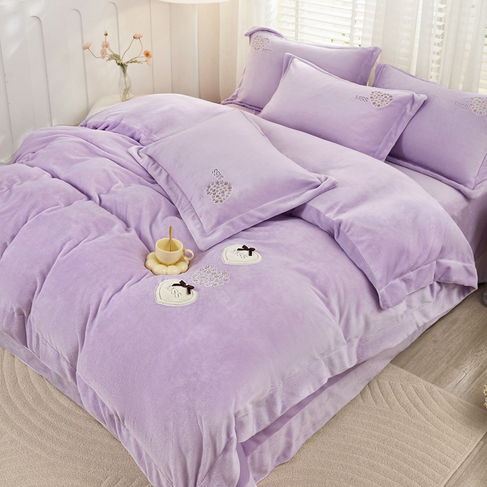 91家纺网 家纺一手货源 找家纺 卡迪亚家纺 2025新款牛奶绒大版贴布绣四件套-简爱 简爱-魅力紫