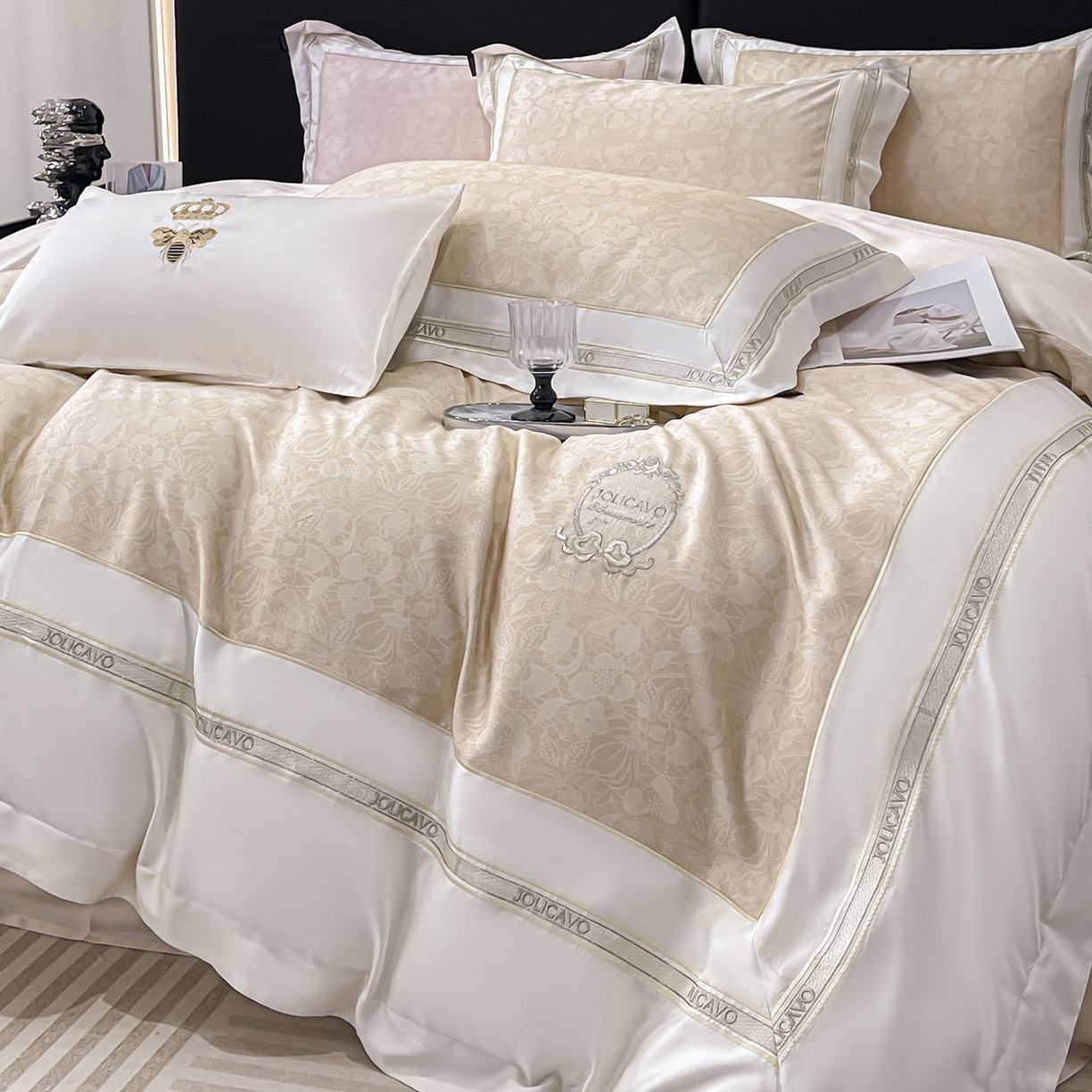 91家纺网 家纺一手货源 找家纺 直播爆款A类数码印花长绒棉四件套纯棉全棉拼接被套重工刺绣被套工艺款床上用品 梦莉娅-香颂黄