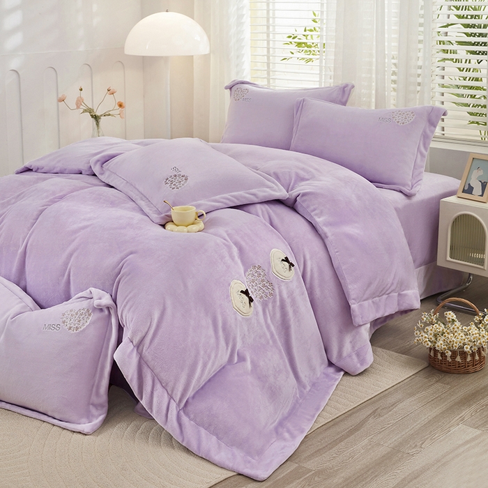 91家纺网 家纺一手货源 找家纺 卡迪亚家纺 2025新款牛奶绒大版贴布绣四件套-简爱 简爱-魅力紫