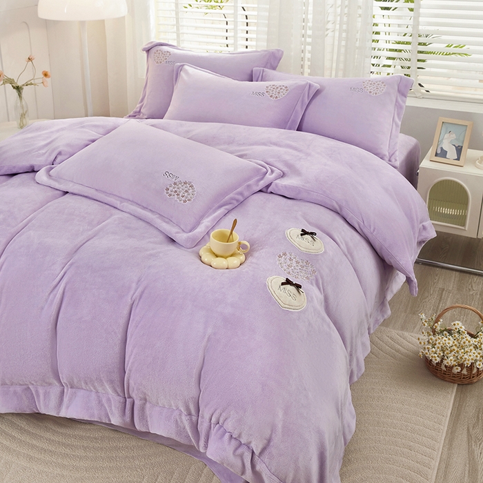 91家纺网 家纺一手货源 找家纺 卡迪亚家纺 2025新款牛奶绒大版贴布绣四件套-简爱 简爱-魅力紫