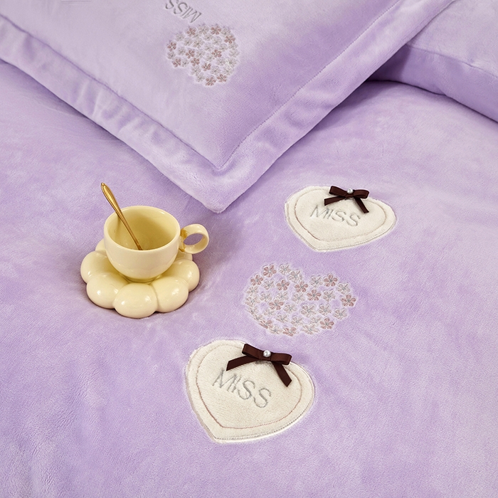 91家纺网 家纺一手货源 找家纺 卡迪亚家纺 2025新款牛奶绒大版贴布绣四件套-简爱 简爱-魅力紫