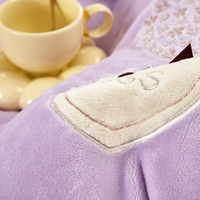 91家纺网 家纺一手货源 找家纺 卡迪亚家纺 2025新款牛奶绒大版贴布绣四件套-简爱 简爱-魅力紫