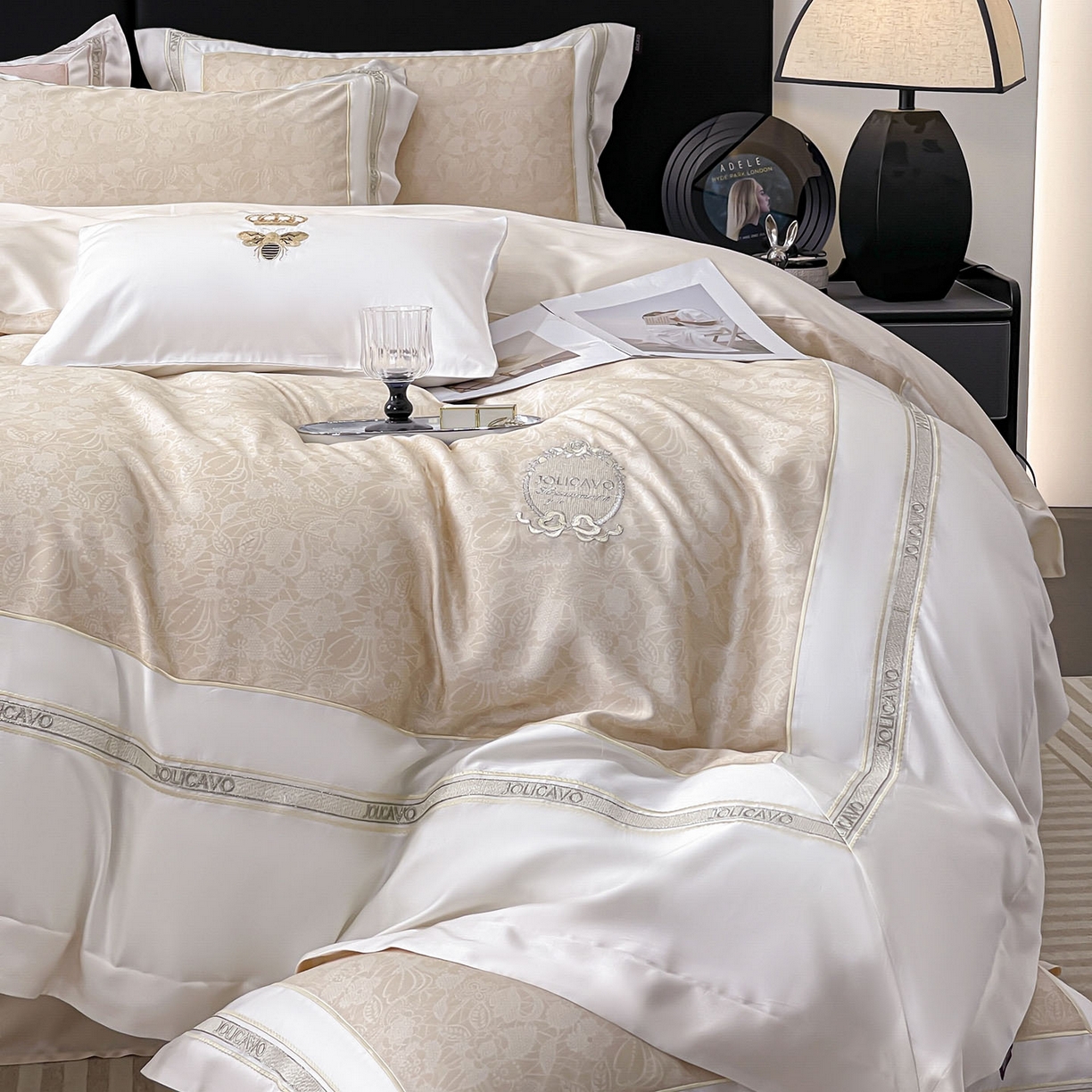 91家纺网 家纺一手货源 找家纺 直播爆款A类数码印花长绒棉四件套纯棉全棉拼接被套重工刺绣被套工艺款床上用品 梦莉娅-香颂黄