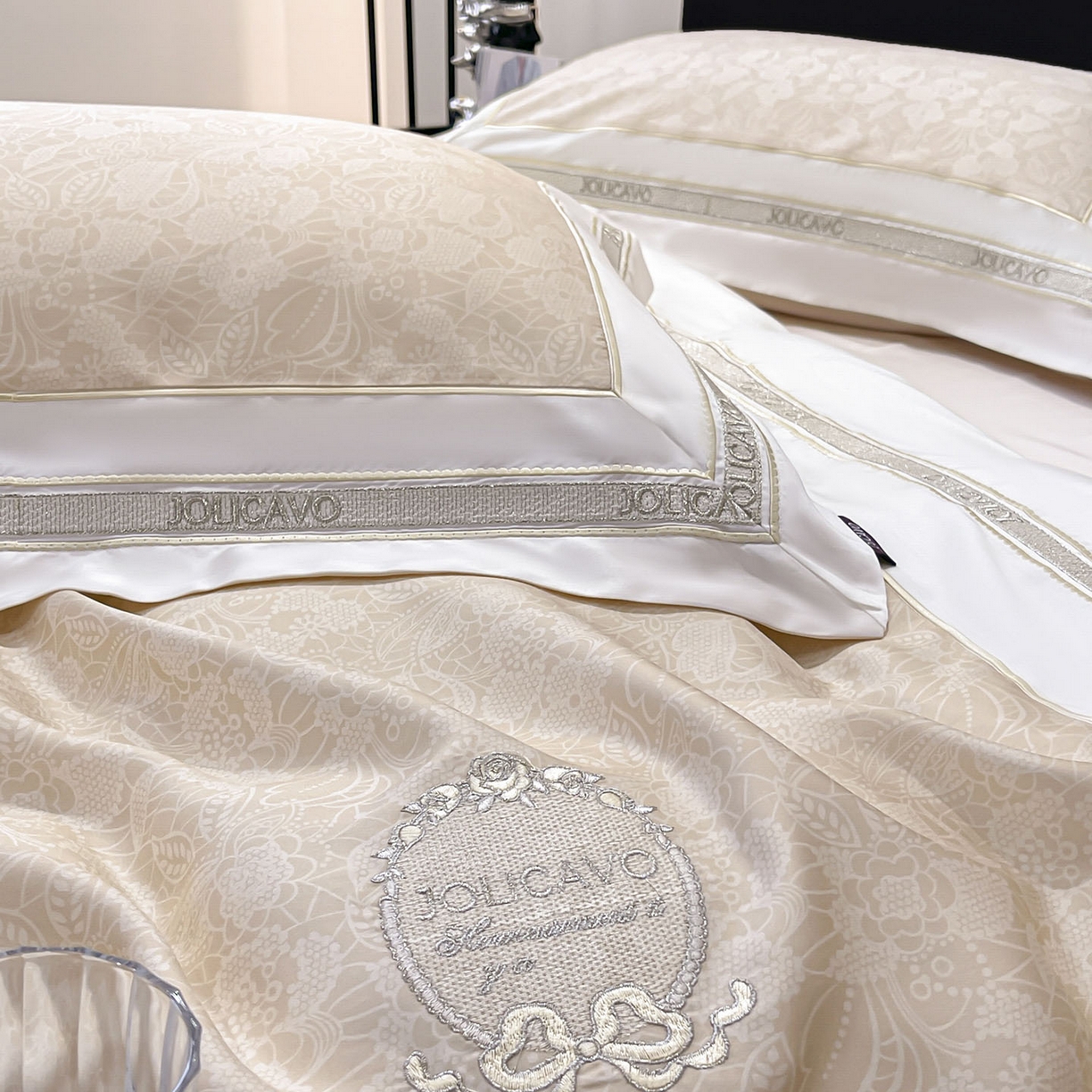 91家纺网 家纺一手货源 找家纺 直播爆款A类数码印花长绒棉四件套纯棉全棉拼接被套重工刺绣被套工艺款床上用品 梦莉娅-香颂黄