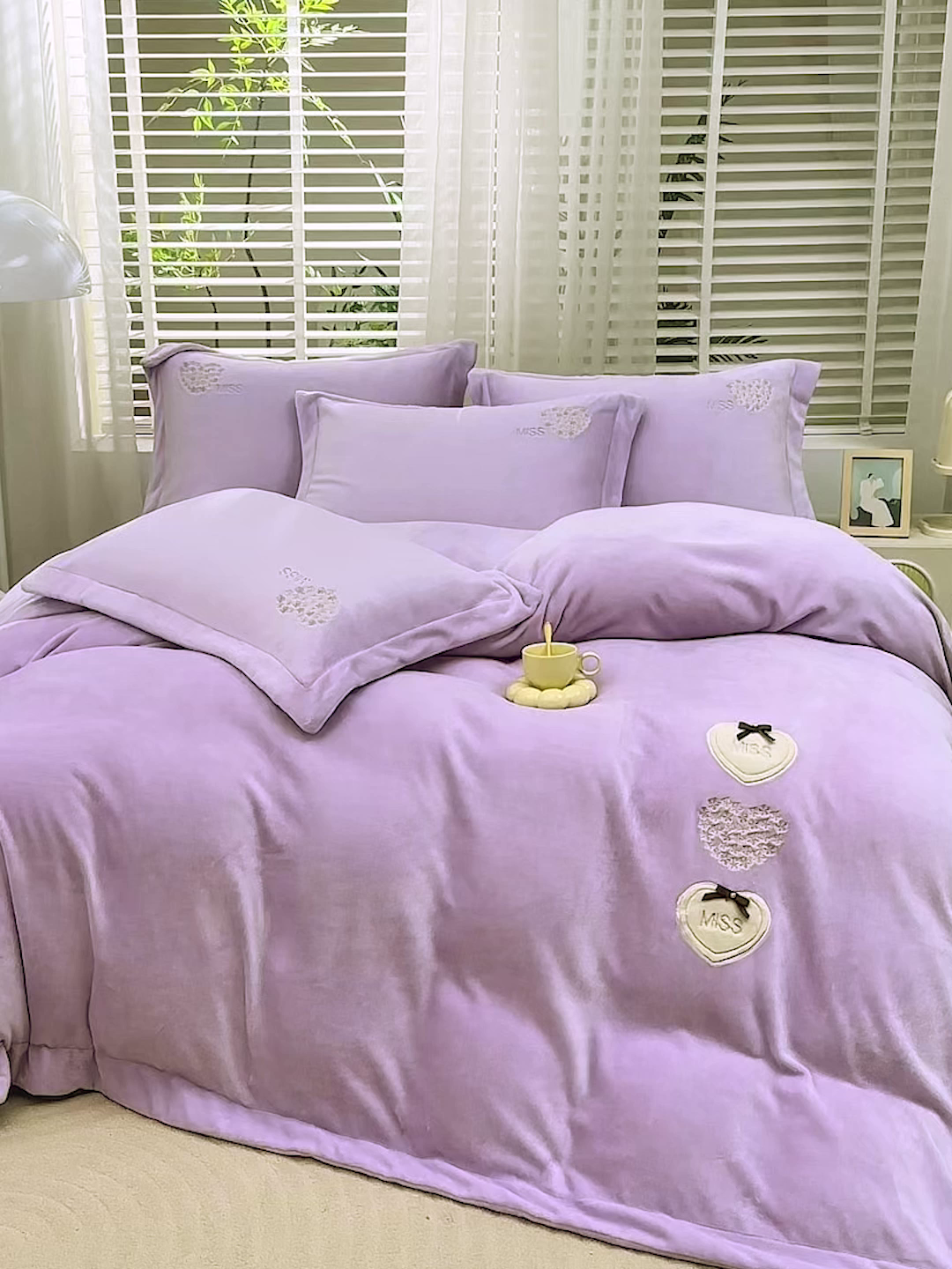 91家纺网 家纺一手货源 找家纺 卡迪亚家纺 2025新款牛奶绒大版贴布绣四件套-简爱 简爱-魅力紫