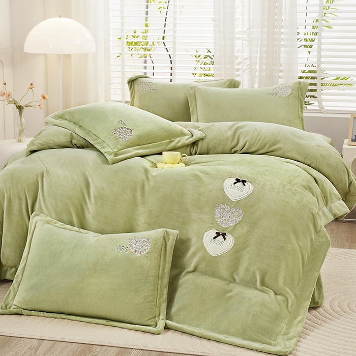 91家纺网 家纺一手货源 找家纺 卡迪亚家纺 2025新款牛奶绒大版贴布绣四件套-简爱 简爱-抹茶绿