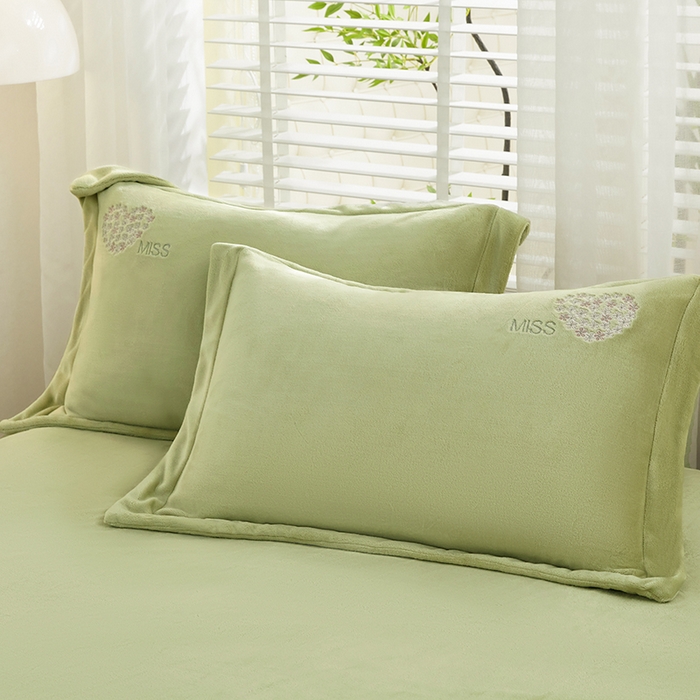 91家纺网 家纺一手货源 找家纺 卡迪亚家纺 2025新款牛奶绒大版贴布绣四件套-简爱 简爱-抹茶绿