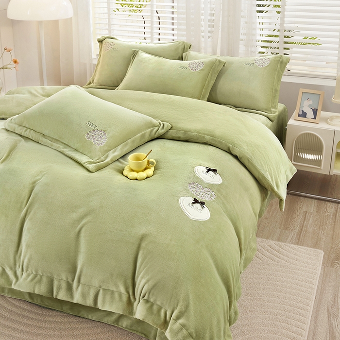 91家纺网 家纺一手货源 找家纺 卡迪亚家纺 2025新款牛奶绒大版贴布绣四件套-简爱 简爱-抹茶绿