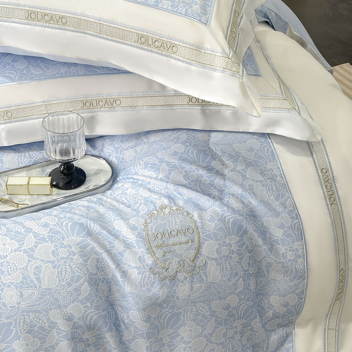 91家纺网 家纺一手货源 找家纺 直播爆款A类数码印花长绒棉四件套纯棉全棉拼接被套重工刺绣被套工艺款床上用品 梦莉娅-香颂蓝