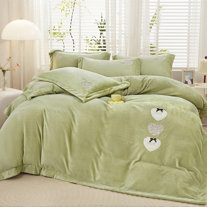 91家纺网 家纺一手货源 找家纺 卡迪亚家纺 2025新款牛奶绒大版贴布绣四件套-简爱 简爱-抹茶绿