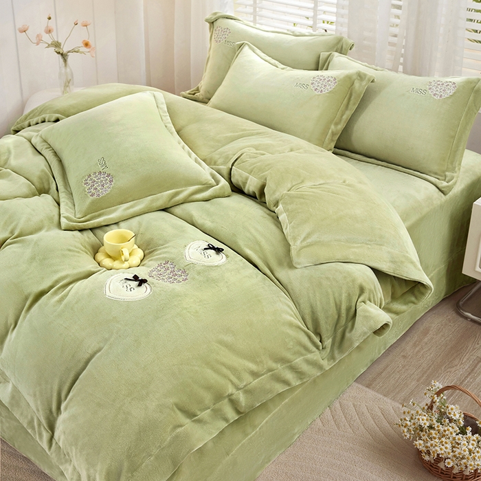 91家纺网 家纺一手货源 找家纺 卡迪亚家纺 2025新款牛奶绒大版贴布绣四件套-简爱 简爱-抹茶绿