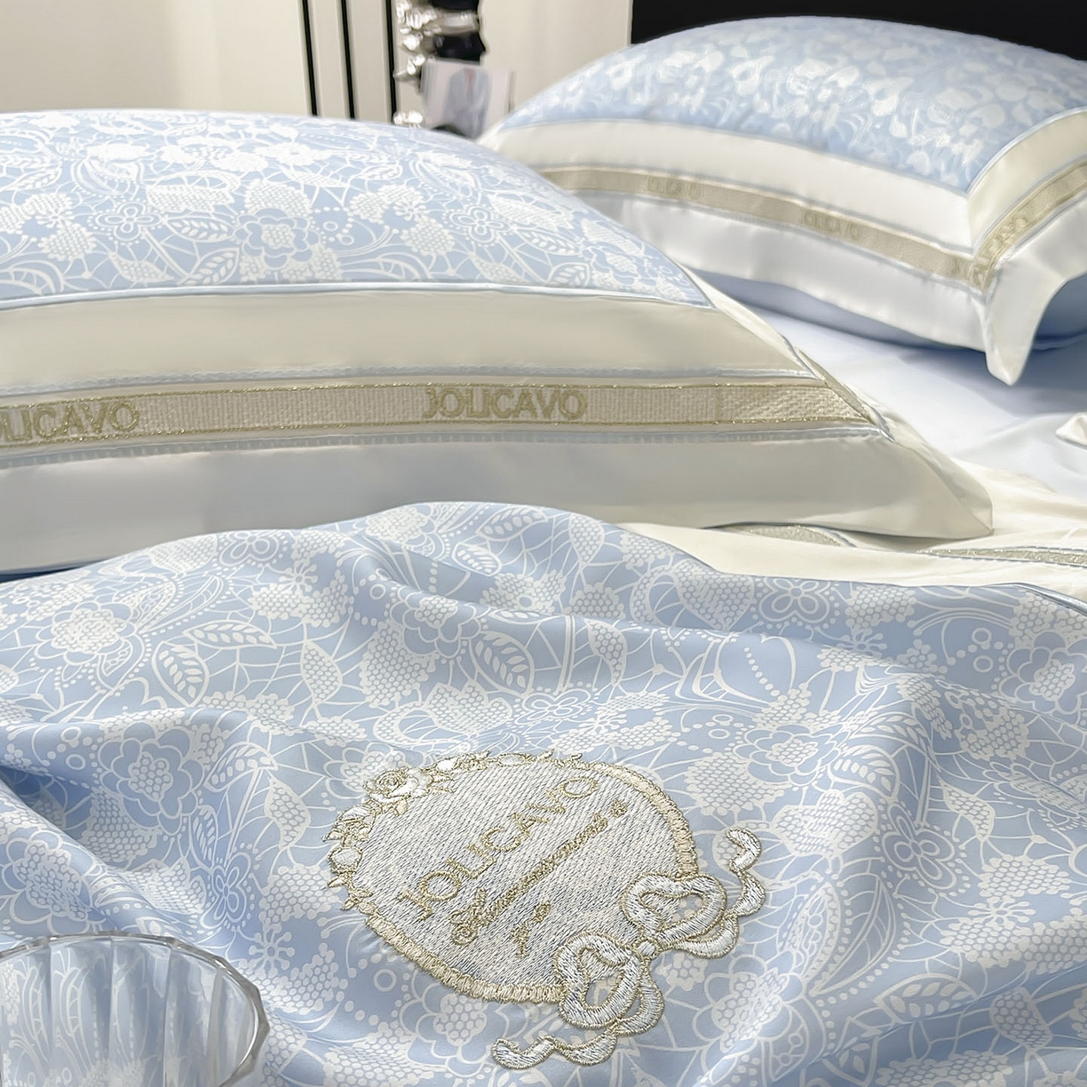 91家纺网 家纺一手货源 找家纺 直播爆款A类数码印花长绒棉四件套纯棉全棉拼接被套重工刺绣被套工艺款床上用品 梦莉娅-香颂蓝