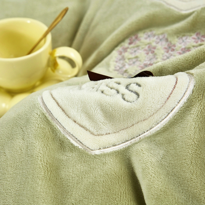 91家纺网 家纺一手货源 找家纺 卡迪亚家纺 2025新款牛奶绒大版贴布绣四件套-简爱 简爱-抹茶绿