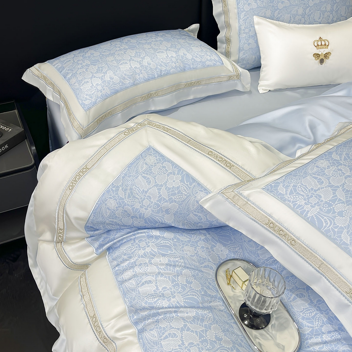 91家纺网 家纺一手货源 找家纺 直播爆款A类数码印花长绒棉四件套纯棉全棉拼接被套重工刺绣被套工艺款床上用品 梦莉娅-香颂蓝