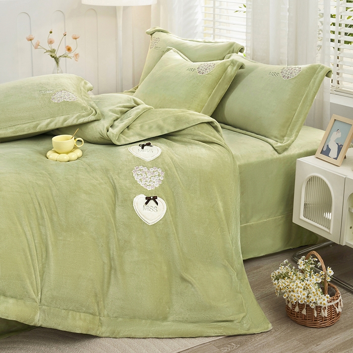 91家纺网 家纺一手货源 找家纺 卡迪亚家纺 2025新款牛奶绒大版贴布绣四件套-简爱 简爱-抹茶绿